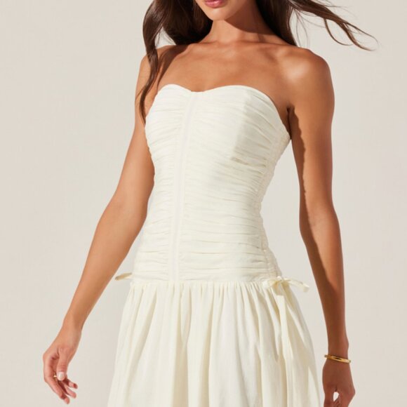 Zori Strapless Grad Dress by Astr - Picture 4 of 8